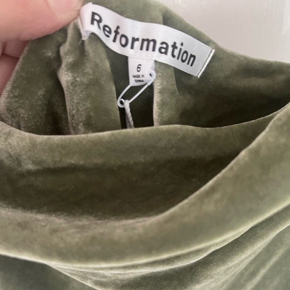 Salamanca Dress by Reformation SZ 6 in Artichoke Velvet. - Picture 10 of 14